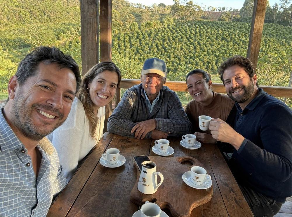 Visitantes tomando café com o produtor Rubens na varanda da fazenda