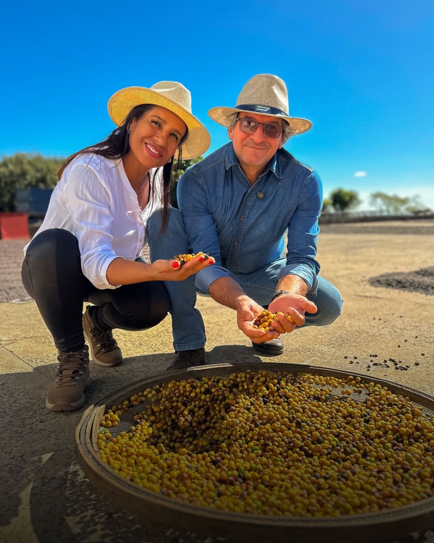 Casal de produtores no terreiro