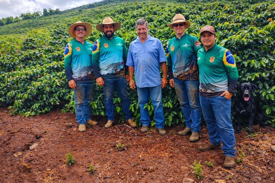 Equipe da fazenda na lavoura